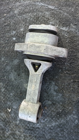 Подушка (опора) двигуна, нижня 219501J000 HYUNDAI
