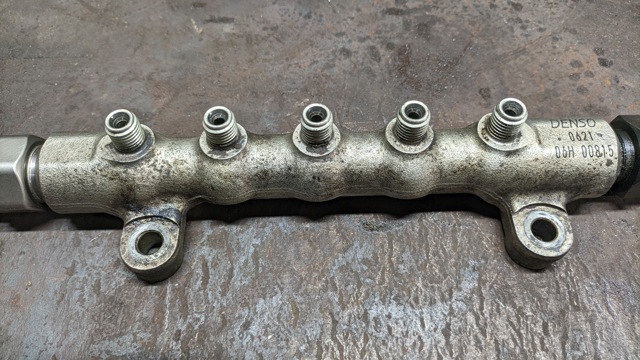 Рампа форсунок системи упорскування палива 238100R020 TOYOTA