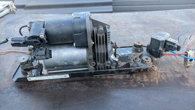 Компресор пневмопідкачкою (амортизаторів) 37106793778 BMW