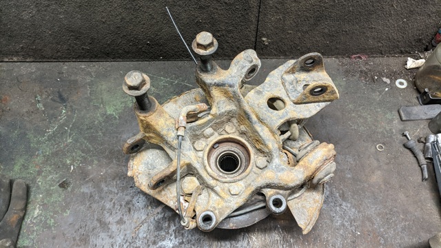Кулак поворотний лівий 4230542020 TOYOTA