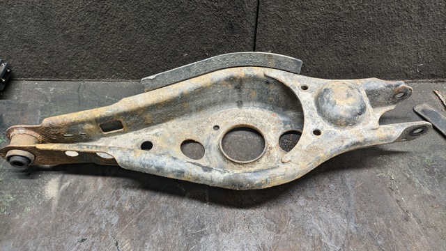 Балансир задній нижній, правий 4873042040 TOYOTA