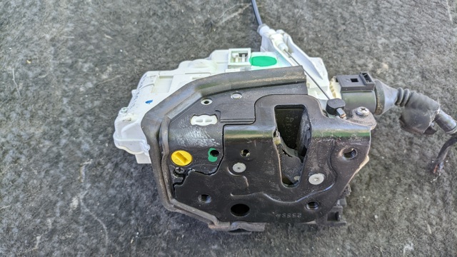 Замок задньої двері, лівої 4G0839015A VAG