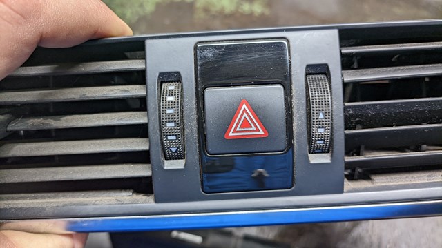 Кнопка включення аварійної сигналізації 4G0941509 VAG