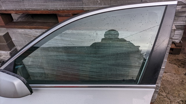 Скло передніх дверей, лівих 51337110633 BMW