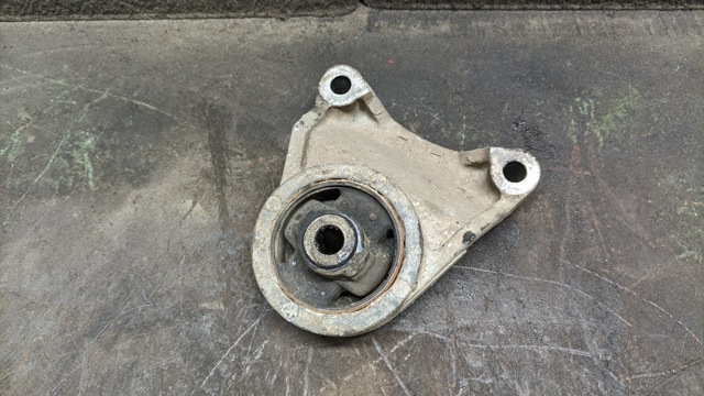 Кронштейн/траверса заднього редуктора, права 5238042110 TOYOTA