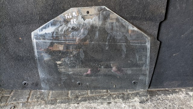 Скло задньої двері лівої 5J6845205K VAG