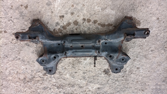 Передня балка 624001J000 HYUNDAI