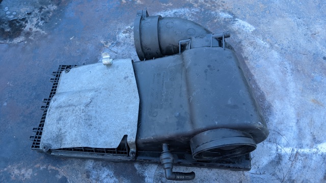 Корпус повітряного фільтра 7L0129607 VAG