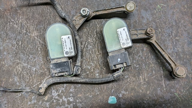 Регулятор положення кузова задньої підвіски 7L0616571B VAG