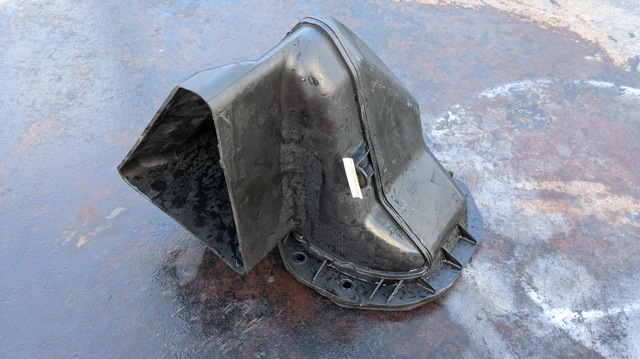 Повітроприймач Volkswagen Touareg 1