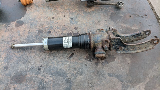Амортизатор передньої підвіски 7L6413032R VAG