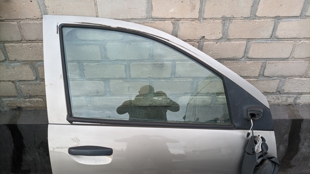 Скло передньої правої двері 803004351R RENAULT