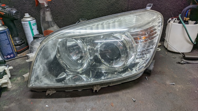Фара дальнього світла в зборі 8117042360 TOYOTA