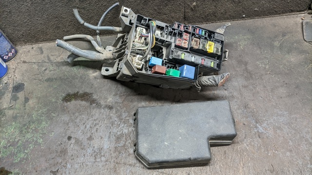 Коробка запобіжників 8274142010 TOYOTA