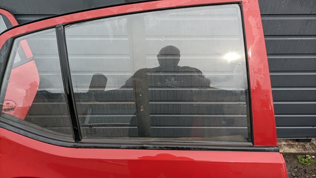 Скло задньої двері правої 834210X010 HYUNDAI