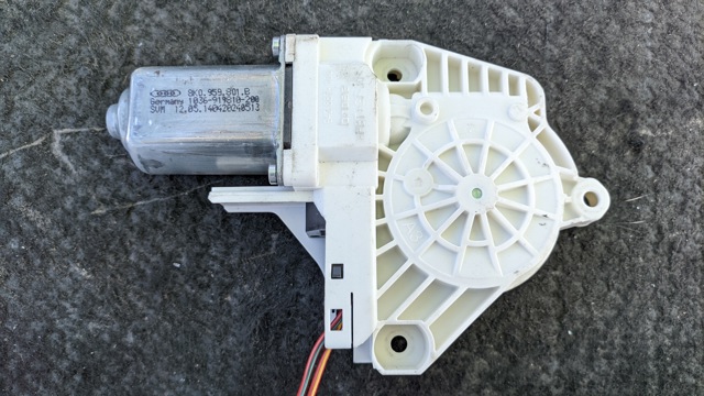 Мотор склопідйомника дверей передніх, лівих 8K0959801B VAG