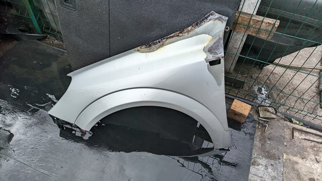 Ліве переднє крило 93178666 OPEL