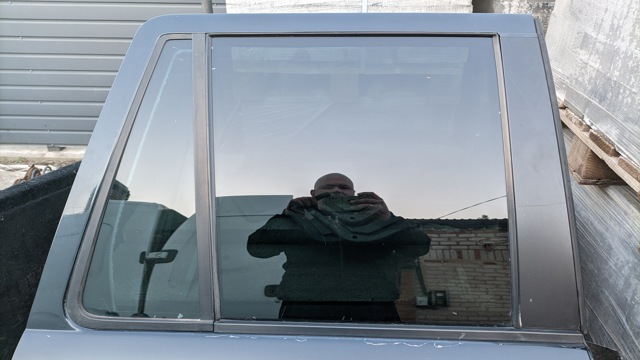 Задня кватирка права CVB500260 LAND ROVER