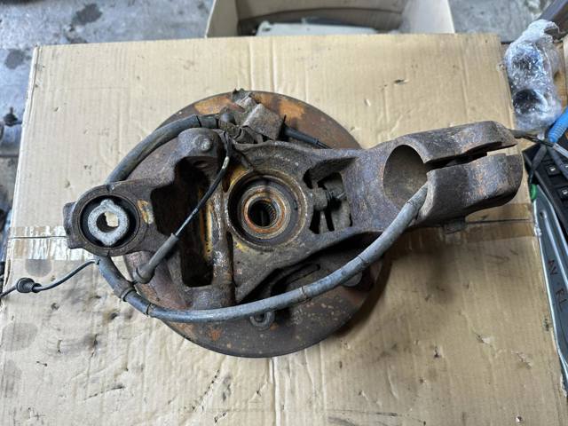 Цапфа поворотного кулака LR001128 LAND ROVER