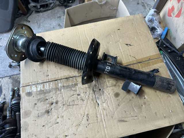 Стійка передня права LR001139 LAND ROVER