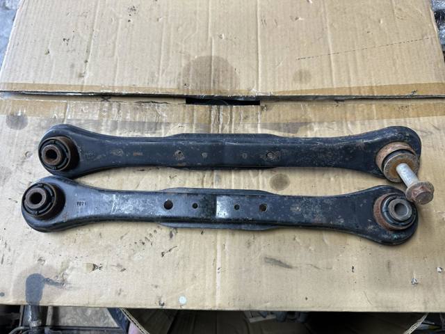 Поперечна тяга задньої підвіски LR002575 LAND ROVER
