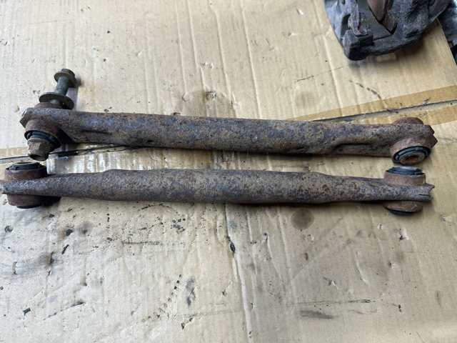 Розтяжка задньої підвіски LR002576 LAND ROVER
