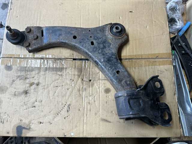 Важіль передній лівий LR002625 LAND ROVER