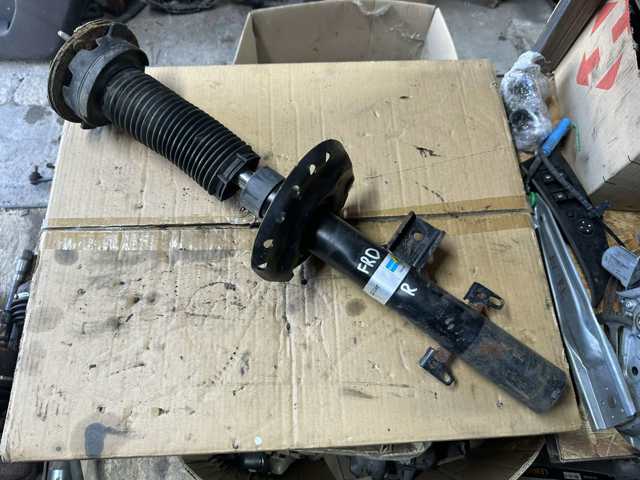 Стійка задня права LR005574 LAND ROVER