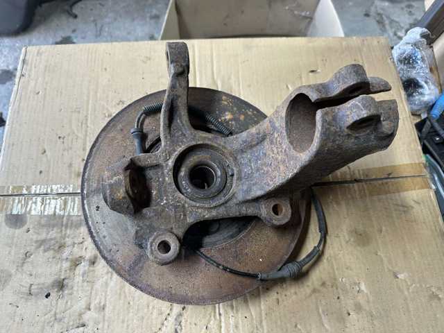 Цапфа поворотного кулака LR006859 LAND ROVER