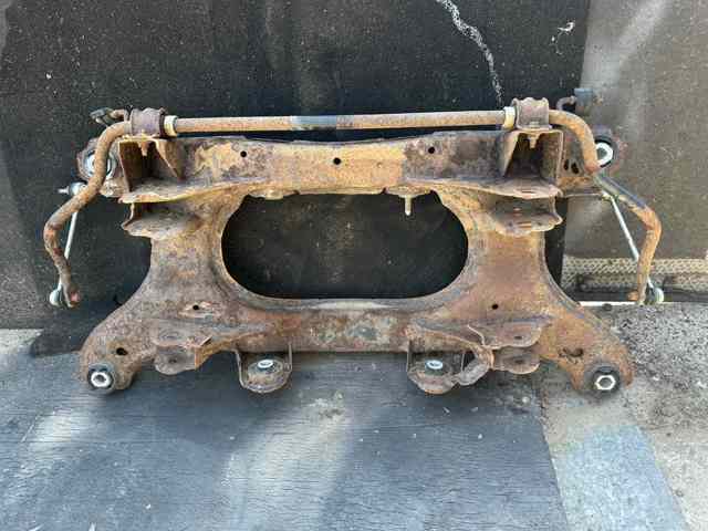 Балка задньої підвіски поперечна LR010245 LAND ROVER