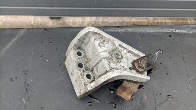 Права опора двигуна MR961111 MITSUBISHI