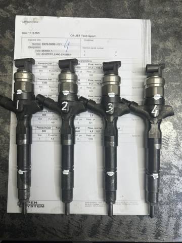 Форсунка дизельна в зборі, розпилювач + тримач 2367030080 DENSO