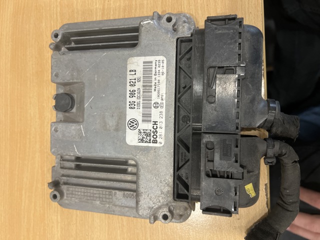 Модуль управління двигуном 03G906021LB VAG