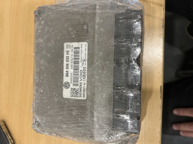 Модуль управління двигуном 06A906033HE VAG