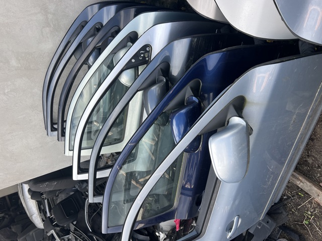 Дверка передня права 1Z0831056 VAG