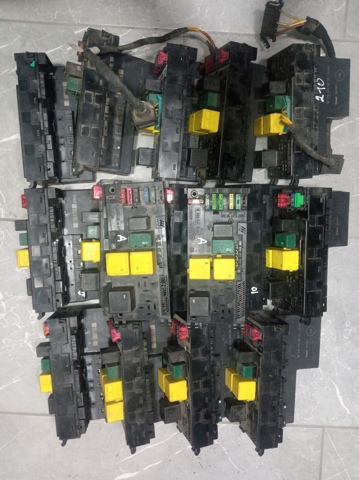 Коробка запобіжників 0025451901 MERCEDES