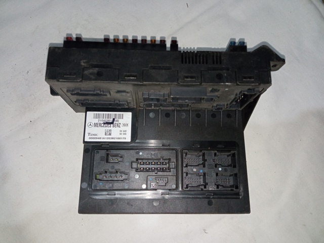 Коробка запобіжників 2115453801 MERCEDES