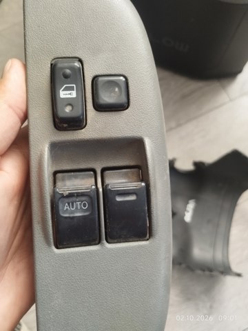 Кнопки переднього лівого склопід'ємника 8482052090 TOYOTA