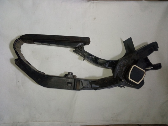 Педаль акселератора A2113000404 MERCEDES