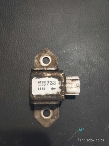 Датчик Ейрбег передній MR587733 MITSUBISHI