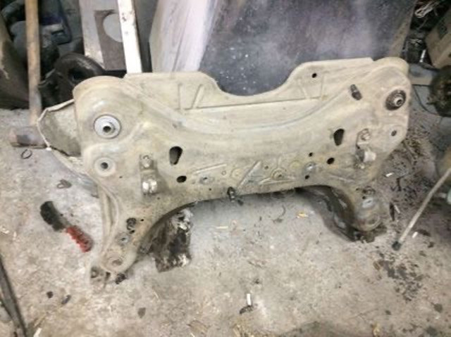 Передня балка 8200556226 RENAULT