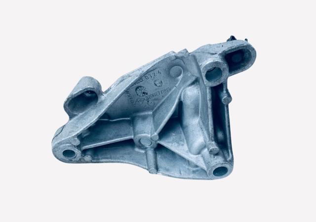 Кронштейн подушки (опори) двигуна, лівої 8200277203 NISSAN