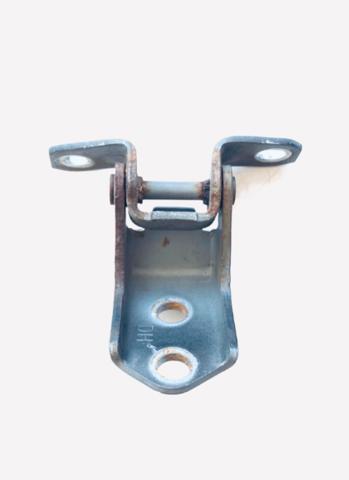 Петля передніх дверей лівих D46158210A MAZDA