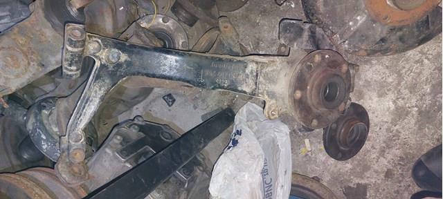 Цапфа поворотна права 8D0407258T VAG