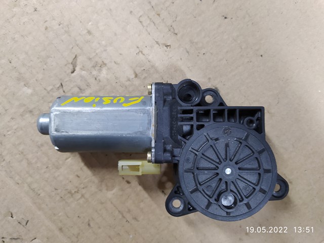 Двигун склопідіймача двері передньої, правої 0130821939 FORD