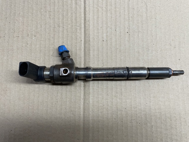 Форсунка дизельна в зборі, розпилювач + тримач 03L130277B VAG