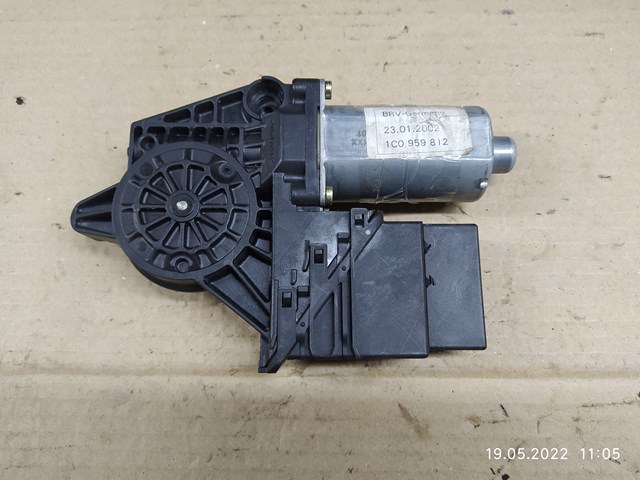Моторчик склопідйомника двері задніх, правих 1C0959812 VAG