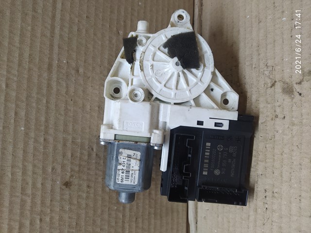 Мотор склопідйомника дверей передніх, лівих 1K0959701K VAG