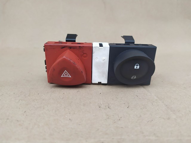 Кнопка включення аварійного сигналу 8200095493 RENAULT