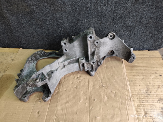 Кронштейн кріплення генератора 8200154164 RENAULT